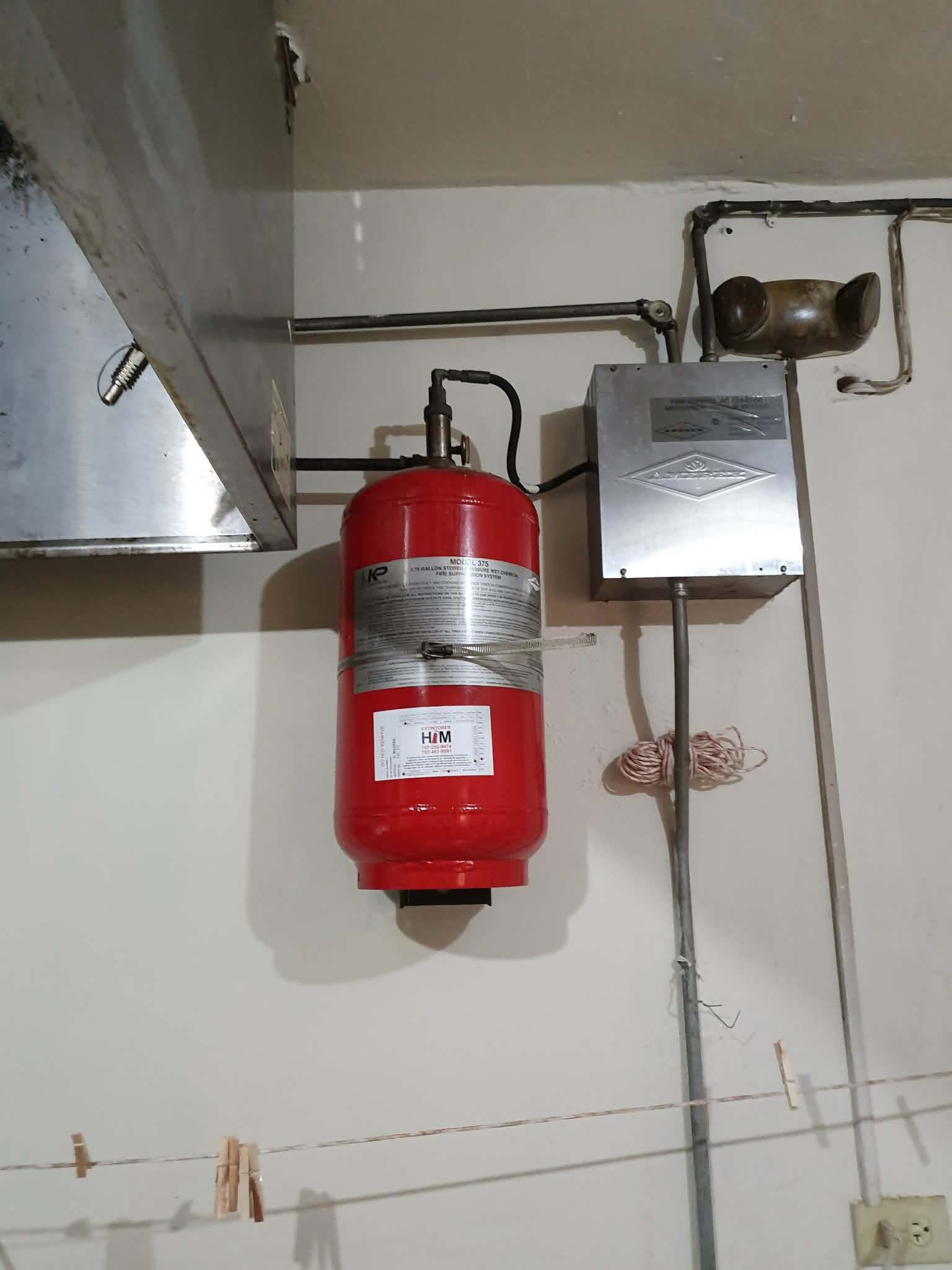 Tanque de supresión sobre campana de cocina