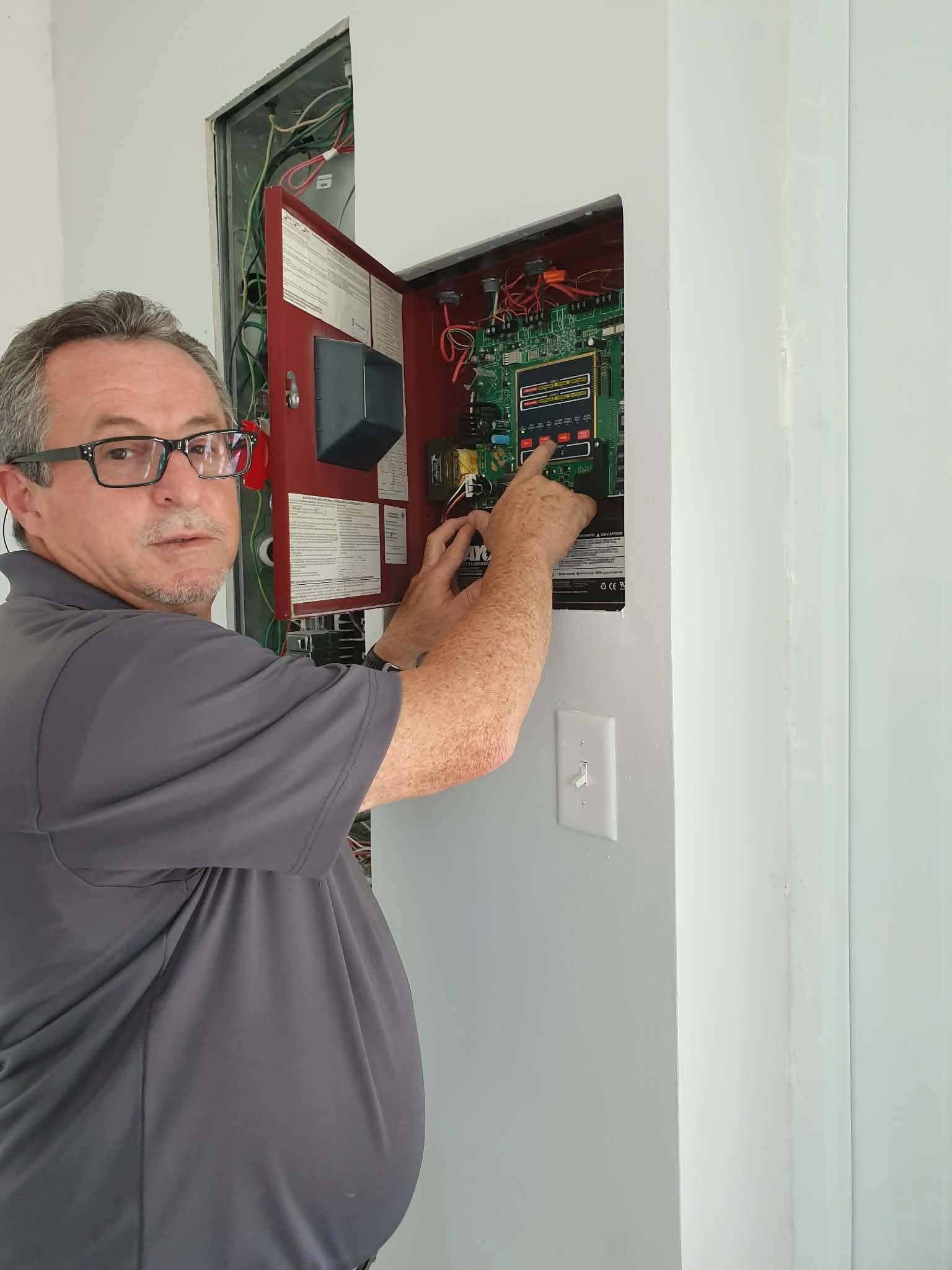 Servicio a panel de control de alarma contra incendios