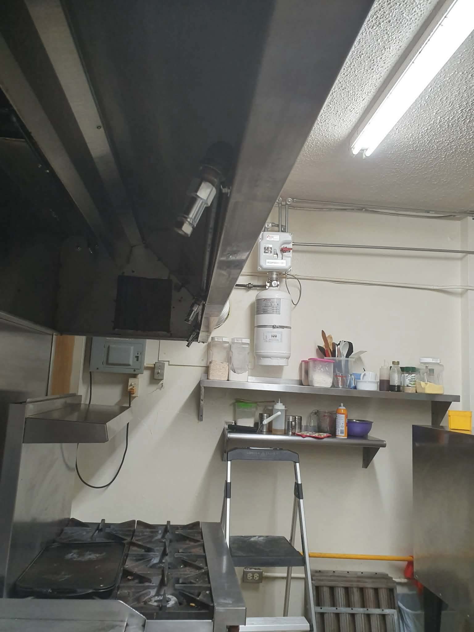 Sistema de supresión instalado en cocina comercial